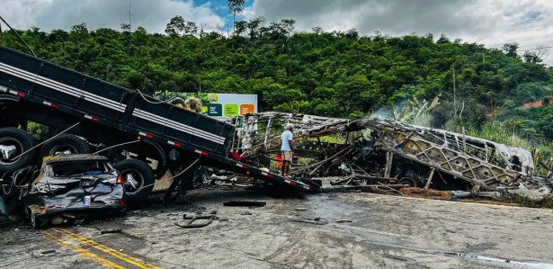 Ônibus vinha de SP chocou de frente contra uma carreta
