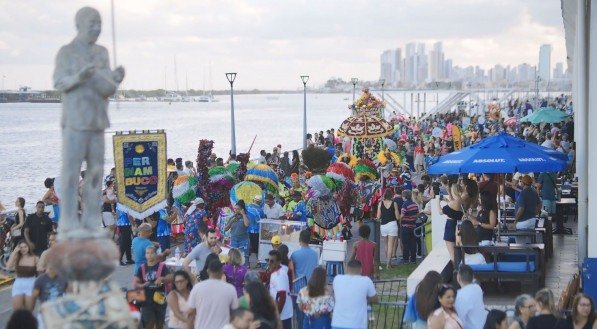 &quot;Perambulando&quot; agita o Recife Antigo apresentando a cultura pernambucana para turistas e visitantes