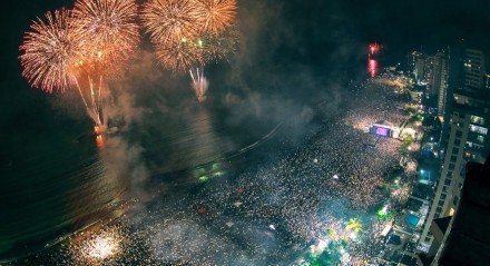 Foto da queima de fogos no Ano Novo de 2024 em Jaboatão dos Guararapes