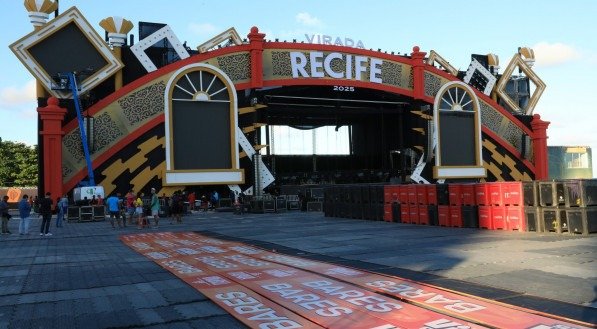 Palco foi montado na praia do Pina, na Zona Sul do Recife. Uma megaoperação foi organizada para receber o público local e turistas