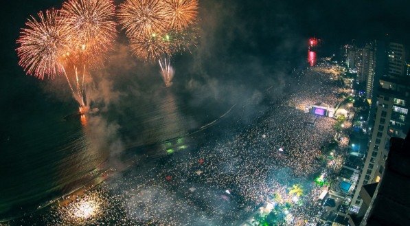 Foto da queima de fogos no Ano Novo de 2024 em Jaboatão dos Guararapes