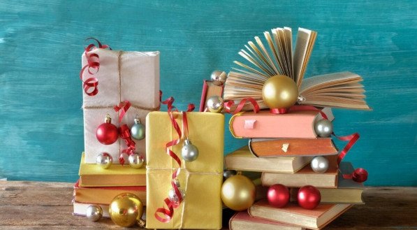 Os livros são uma ótima opção para presentear quem você ama e criar um momento inesquecível no Natal (Imagem: Thomas Bethge | Shutterstock) 