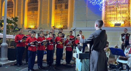 Missa do Galo é celebrada no Recife para centenas de fiéis no Quartel da Polícia Militar de Pernambuco