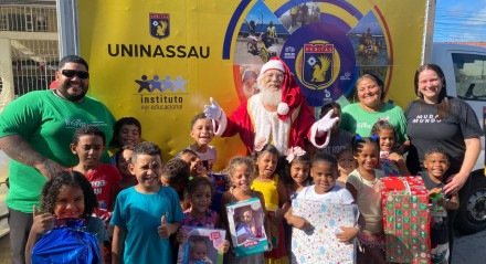 Imagem do Projeto Solidário com a visita do Papai Noel a crianças