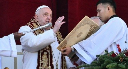 O Papa Francisco entrega a mensagem Urbi et Orbi e a bênção à cidade e ao mundo a partir da varanda principal da Basílica de São Pedro, como parte das celebrações do Natal, na Praça de São Pedro, no Vaticano