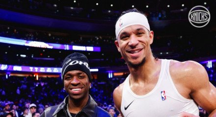 Vinícius Júnior assiste a jogo da NBA e troca camisas com jogador do New York Knicks