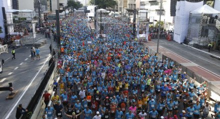 Imagem aérea da largada da 98ª Corrida de São Silvestre, em São Paulo-SP