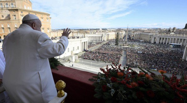 Papa Francisco pediu nesta quarta-feira, em mensagem de Natal, para as pessoas calarem as armas e superarem as divisões