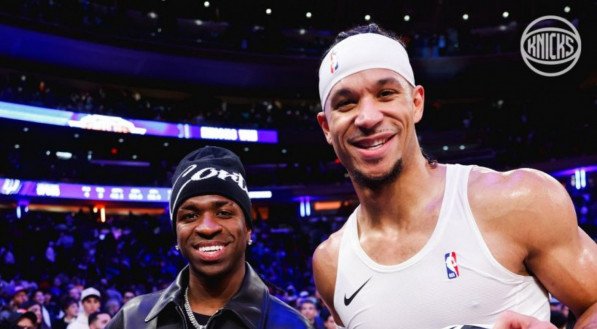 Vinícius Júnior assiste a jogo da NBA e troca camisas com jogador do New York Knicks