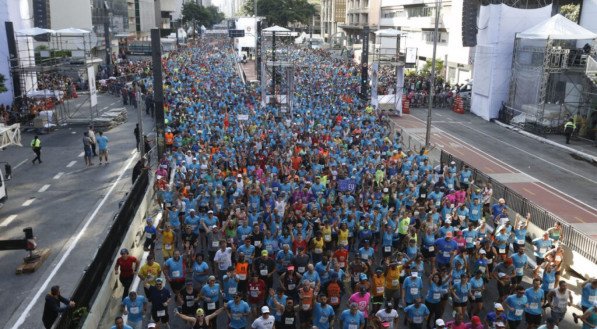 Imagem aérea da largada da 98ª Corrida de São Silvestre, em São Paulo-SP