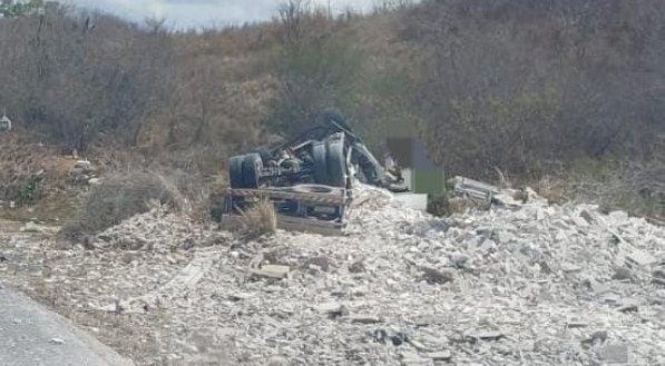 Caminhão tombou na manhã de Natal em Pombos