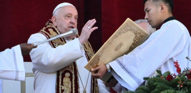 O Papa Francisco entrega a mensagem Urbi et Orbi e a bênção à cidade e ao mundo a partir da varanda principal da Basílica de São Pedro, como parte das celebrações do Natal, na Praça de São Pedro, no Vaticano