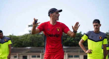 César Lucena durante treinamento da equipe Sub-20 do Sport