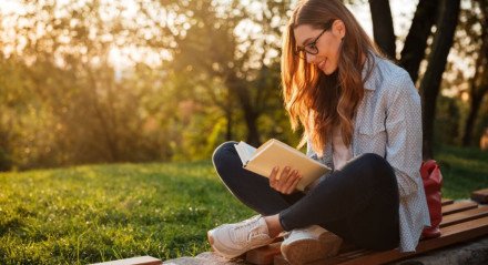 A literatura young adult é uma ótima opção para quem busca histórias emocionantes (Imagem: Dean Drobot | Shutterstock)