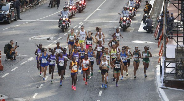 Imagem da 98ª edição da Corrida Internacional de São Silvestre, que reuniu 35 mil corredores na Avenida Paulista