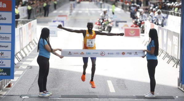 Imagem de Timothy Kiplagat, do Quênia, vencedor da categoria masculino da 98ª edição da Corrida Internacional de São Silvestre