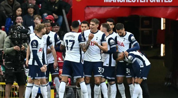 Imagem dos jogadores do Tottenham em confronto contra o Manchester United