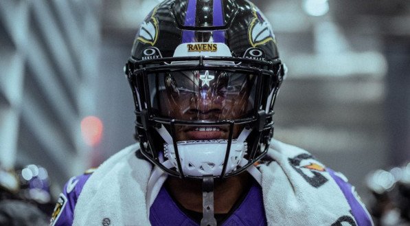 Lamar Jackson quebra recorde histórico de jardas corridas na NFL