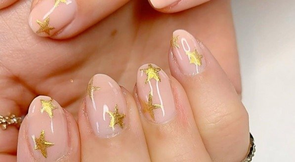 Unha com nail arte de estrela.