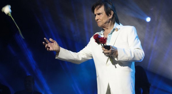 Imagem do cantor Roberto Carlos em seu show no Réveillon do Recife 2024