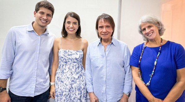 Antes do seu show no Polo Pina, Roberto Carlos recebe João Campos, Tabata Amaral e Renata Campos