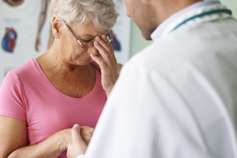 Entre sinais de AVC, estão fraqueza ou formigamento na face, no braço ou na perna, além de confusão mental, de alteração do equilíbrio e no andar