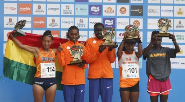 Imagem do pódio da categoria feminina com a vencedora Catherine Reline, do Quênia