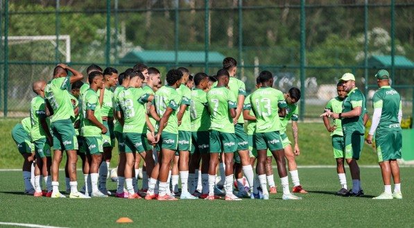 Imagem dos atletas Sub-20 do Palmeiras no treinamento na Academia de Futebol 2, em Guarulhos-SP