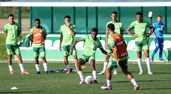 Imagem dos atletas Sub-20 do Palmeiras no treinamento na Academia de Futebol 2, em Guarulhos-SP