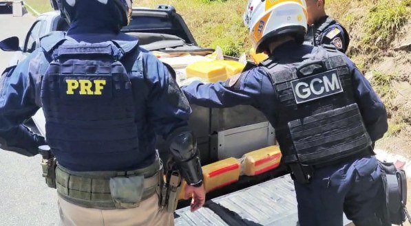 Imagem dos agentes da PRF durante a apreensão da mercadoria