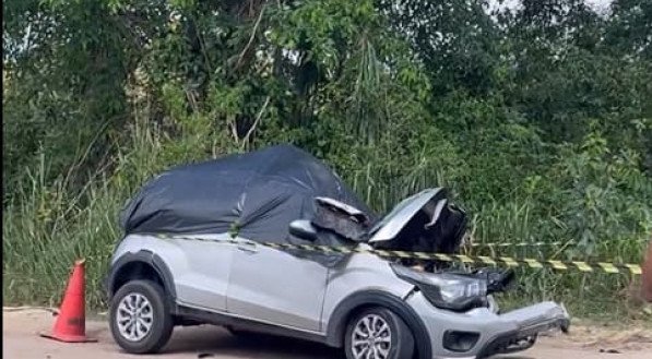 Imagem do carro após a colisão com o ônibus
