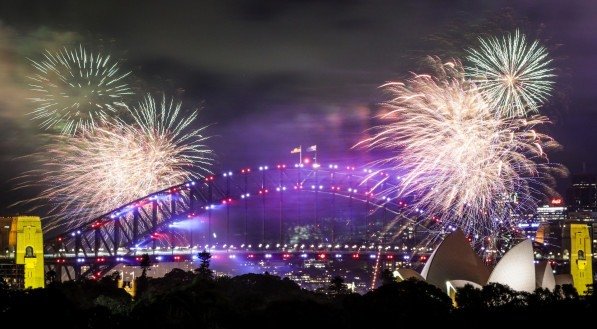 Imagem de show de fogos de artifício na Ponte da Baía de Sydney, na Austrália