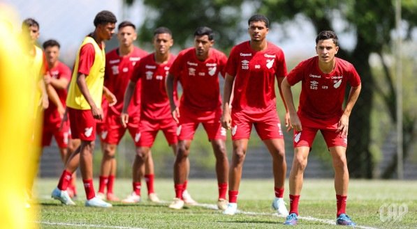 Imagem dos jogadores do Athletico-PR na Copinha