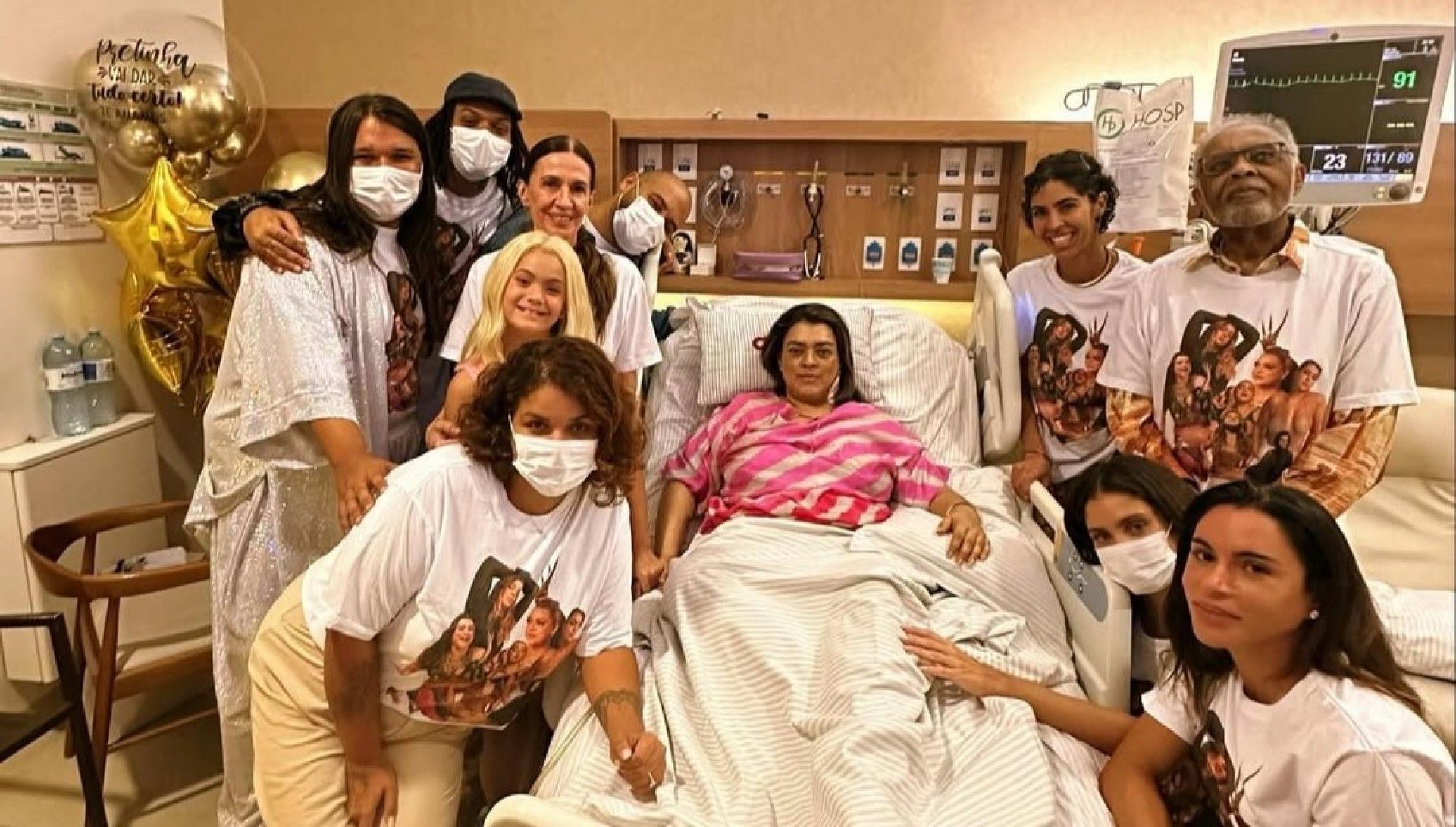 Foto de Preta Gil ao lado de familiares no hospital durante Réveillon