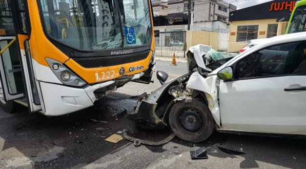 Colisão entre carro e ônibus em Olinda