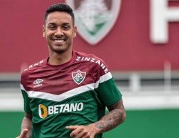 Imagem do zagueiro Antônio Carlos em treino pelo Fluminense