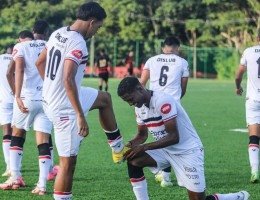 Imagem dos jogadores do Sub-20 do Santa Cruz comemorando gol em jogo