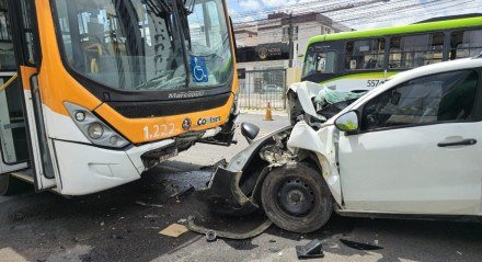 Imagem do veículos destruídos após colisão frontal entre carro e ônibus em Olinda