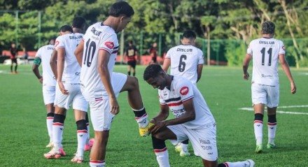 Imagem dos jogadores do Sub-20 do Santa Cruz comemorando gol em jogo