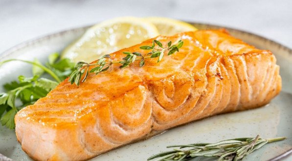 Salmão grelhado com limão e ervas (Imagem: WS-Studio | Shutterstock)