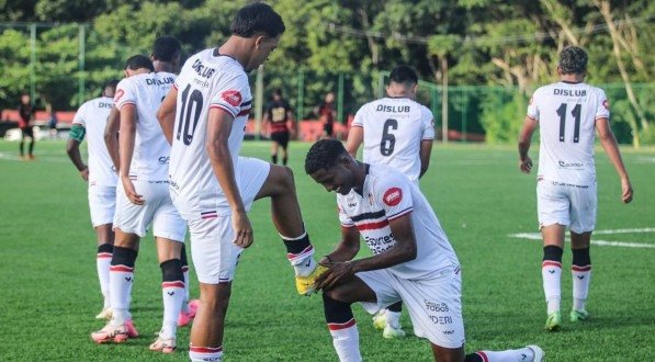 Imagem dos jogadores do Sub-20 do Santa Cruz comemorando gol em jogo