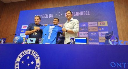 Dudu é oficialmente apresentado no Cruzeiro e recebe a camisa 7 de Pedrinho