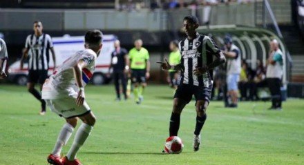 Imagem do duelo entre Botafogo e Fast Clube, pela 1ª rodada da Copinha