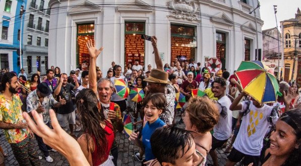 Imagem de foliões no Arrastão do Frevo