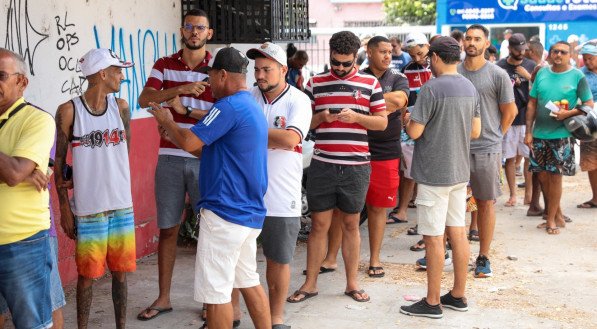 Imagem da fila da torcida do Santa Cruz nas bilheterias do estádio do Arruda nesta sexta-feira (3)