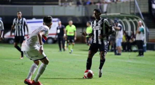 Imagem do duelo entre Botafogo e Fast Clube, pela 1ª rodada da Copinha