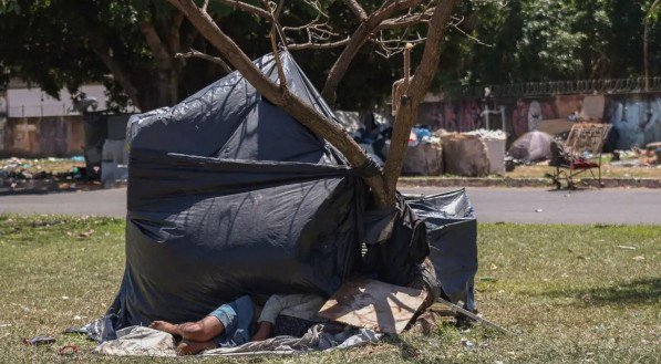 Imagem de pessoas em situa&ccedil;&atilde;o de rua