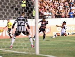 Imagem do jogo entre Santa Cruz x Treze pelas Eliminatórias da Copa do Nordeste