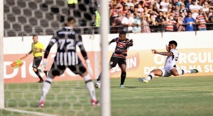 Imagem do jogo entre Santa Cruz x Treze pelas Eliminatórias da Copa do Nordeste