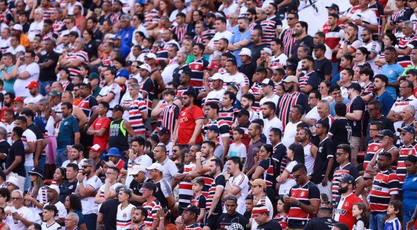 Torcida do Santa Cruz marca presen&ccedil;a no Est&aacute;dio do Arruda